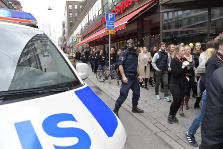 NAPAD U SREDIŠTU STOCKHOLMA: Kamionom se zabio među ljude, najmanje troje mrtvih