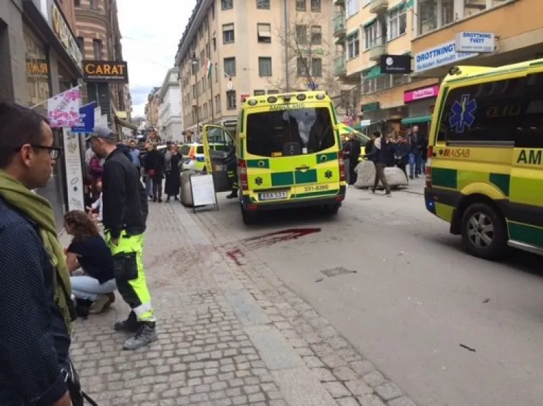 NAPAD U SREDIŠTU STOCKHOLMA: Kamionom se zabio među ljude, najmanje troje mrtvih