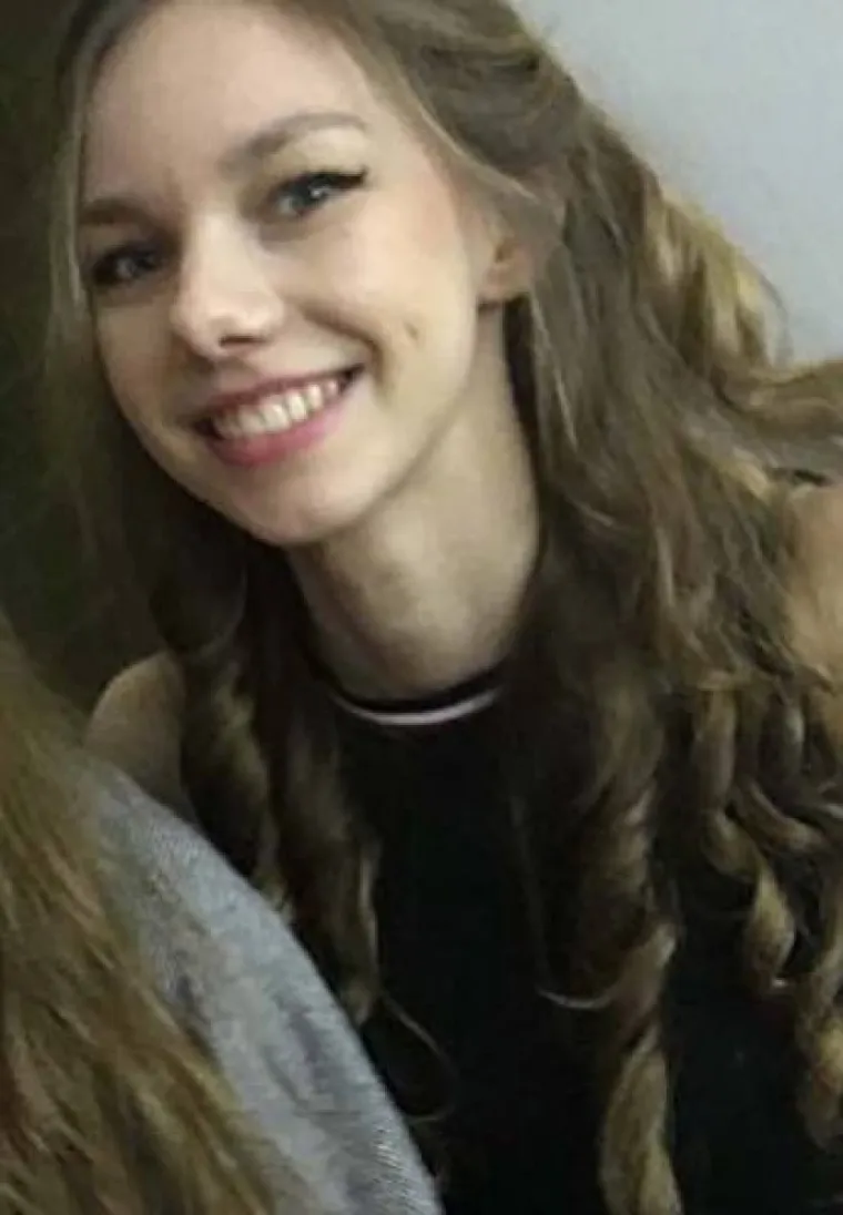 Simone Taylor ima 16 godina, a već tri godine pušta nokte koji su narasli do 15 centimetara.. Zbog toga na mobitel mora tipkati služeći e zglobovima na prstima, ne može koristiti olovku, a kaže da je nokat slomila samo jednom, zbog čega ju je uhvatila histerija. Ova djevojka iz Njemačke očito ima većih problema od noktiju, no spremna je učiniti sve za njih pa tako provodi i do tri sada lakirajući ih.  Kako to izgleda, pogledajte u galeriji.