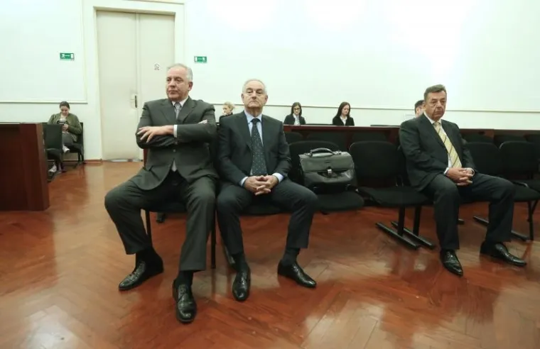 Temeljem Fiolićevog i Čobankovićevog priznanja tužiteljstvo je tvrdilo da je Sanader nakon te transakcije od Fiolića primio 17 milijuna kuna provizije, a bivši premijer od početka postupka odbacivao je sve optužbe. Tvrdi da se radi o čitavom kolopletu namještenih inkriminacija do kojih je Uskok došao ucjenjivanjem njegovih suoptuženika.