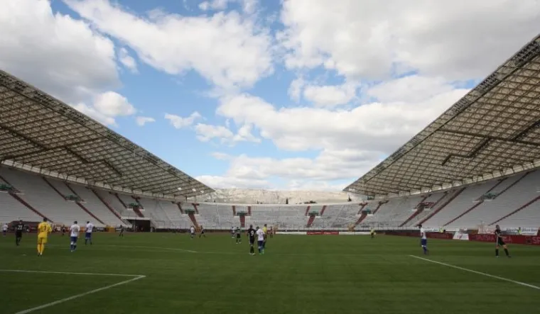 Zbog kori&scaron;tenja pirotehnike, rasističkog skandiranja, transparenata sa ksenofobnim i uvredljivim sadržajem, te ulaska maskiranog i vatrogasnom &scaron;tipaljkom naoružanog huligana na travnjak tijekom ogleda Hajduk-Rijeka, splitski klub susret protiv Slaven Belupa odrađuje pred praznim poljudskim tribinama. Ovako one izgledaju.