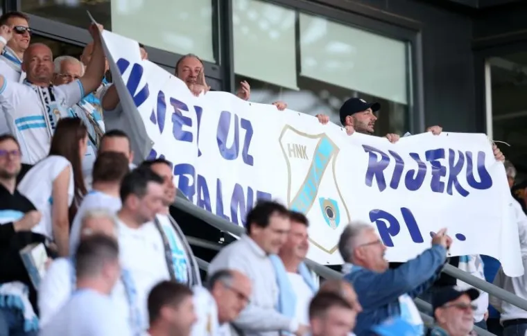 DJELIĆ ATMOSFERE S RUJEVICE: Rijekini navijači grme cijelu utakmicu, a pogledajte i tko je sve do&scaron;ao na nju