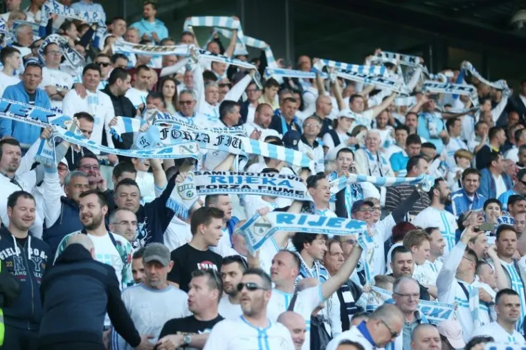 DJELIĆ ATMOSFERE S RUJEVICE: Rijekini navijači grme cijelu utakmicu, a pogledajte i tko je sve do&scaron;ao na nju
