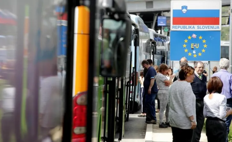 Kilometarske kolone na Bregani: Djeca se igraju na asfaltu, psi &scaron;eću po travi između traka