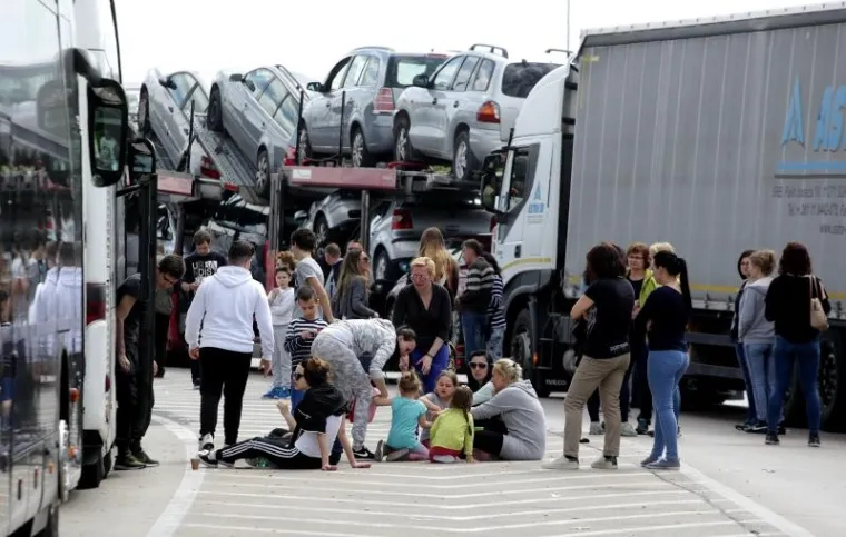 Kilometarske kolone na Bregani: Djeca se igraju na asfaltu, psi &scaron;eću po travi između traka