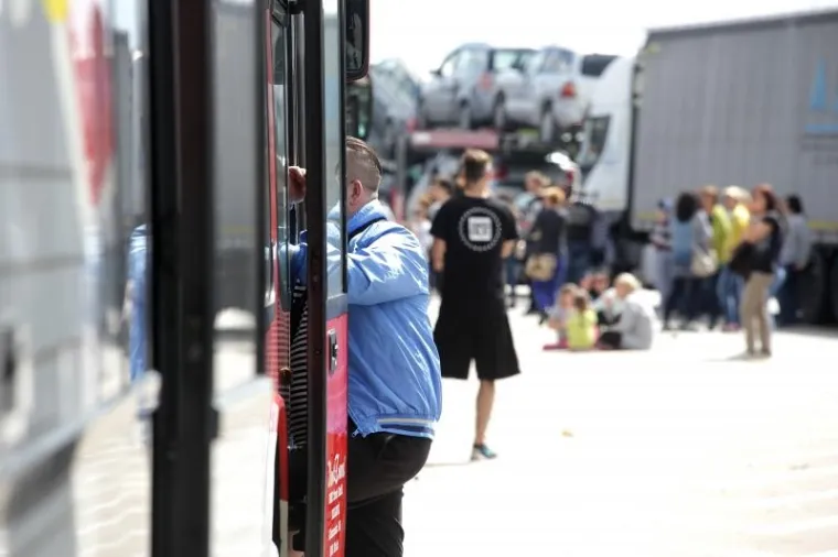 Kilometarske kolone na Bregani: Djeca se igraju na asfaltu, psi &scaron;eću po travi između traka