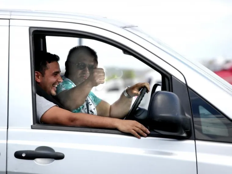 Kilometarske kolone na Bregani: Djeca se igraju na asfaltu, psi &scaron;eću po travi između traka