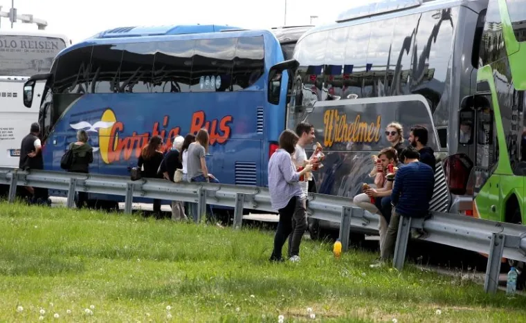 Kilometarske kolone na Bregani: Djeca se igraju na asfaltu, psi &scaron;eću po travi između traka