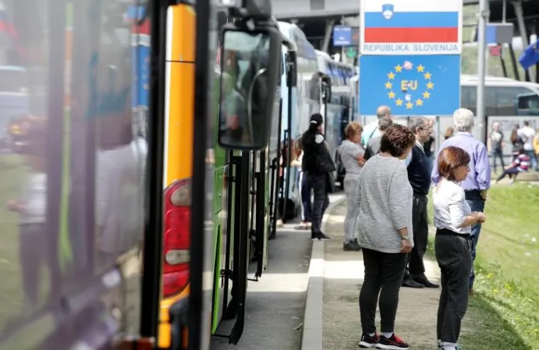 Kilometarske kolone na Bregani: Djeca se igraju na asfaltu, psi &scaron;eću po travi između traka