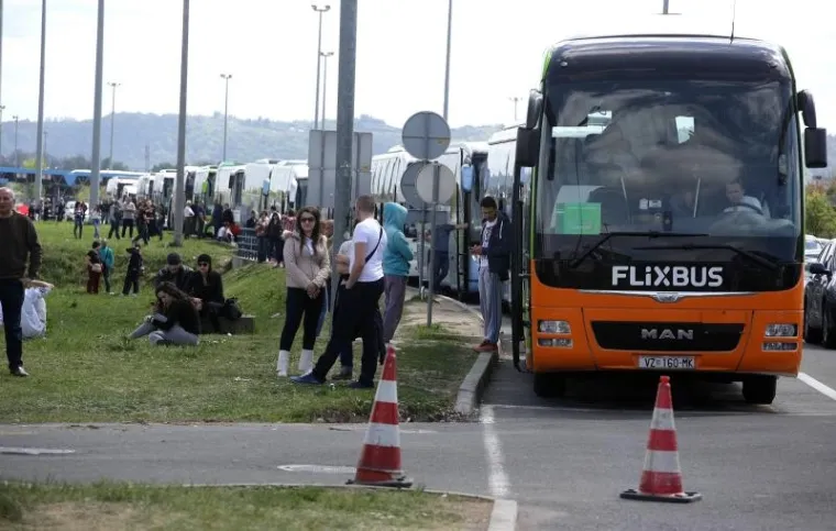 Kilometarske kolone na Bregani: Djeca se igraju na asfaltu, psi &scaron;eću po travi između traka
