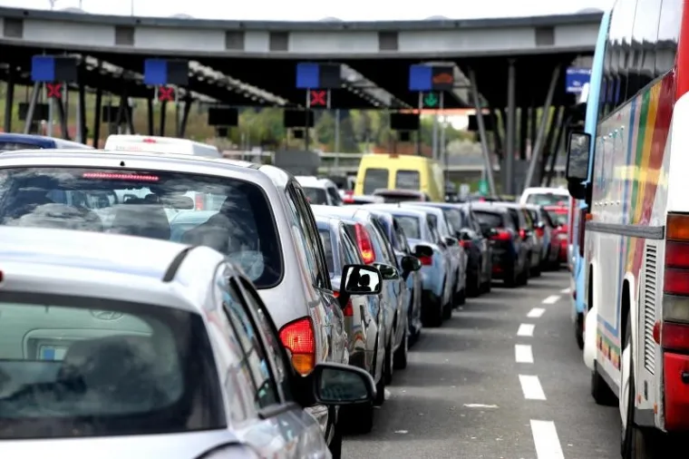 Kilometarske kolone na Bregani: Djeca se igraju na asfaltu, psi &scaron;eću po travi između traka