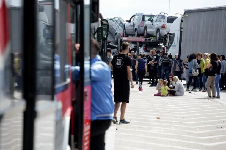 Kilometarske kolone na Bregani: Djeca se igraju na asfaltu, psi &scaron;eću po travi između traka