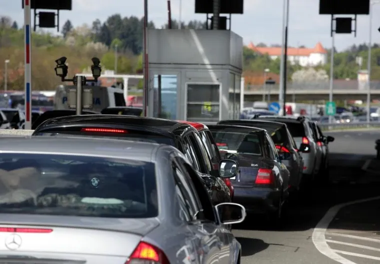 Kilometarske kolone na Bregani: Djeca se igraju na asfaltu, psi &scaron;eću po travi između traka