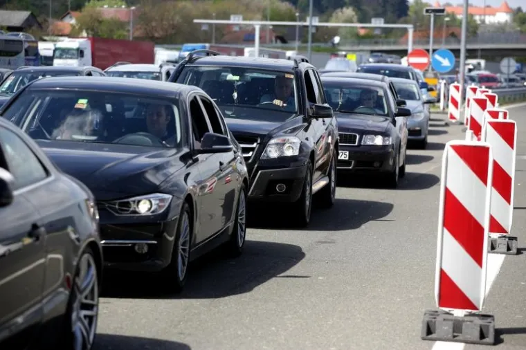 Kilometarske kolone na Bregani: Djeca se igraju na asfaltu, psi &scaron;eću po travi između traka
