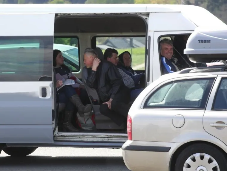 Kilometarske kolone na Bregani: Djeca se igraju na asfaltu, psi &scaron;eću po travi između traka