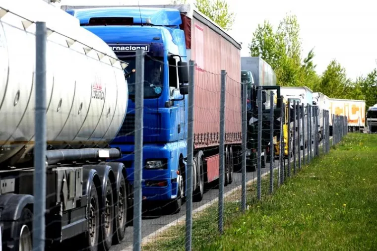 Kilometarske kolone na Bregani: Djeca se igraju na asfaltu, psi &scaron;eću po travi između traka