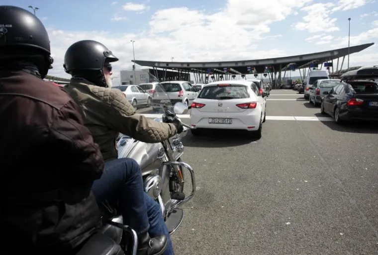 Kilometarske kolone na Bregani: Djeca se igraju na asfaltu, psi &scaron;eću po travi između traka