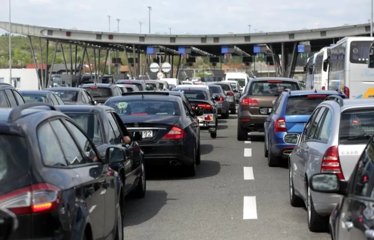 Kilometarske kolone na Bregani: Djeca se igraju na asfaltu, psi &scaron;eću po travi između traka