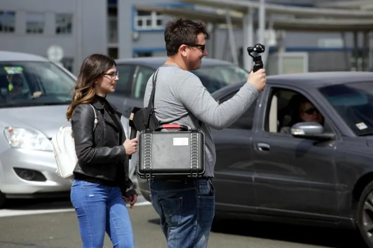 Kilometarske kolone na Bregani: Djeca se igraju na asfaltu, psi &scaron;eću po travi između traka