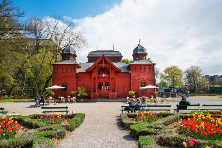 U Botaničkom vrtu u dru&scaron;tvu modnih urednika, novinara i stilista predstavljena je nova H&amp;M Conscious Exclusive kolekcija.