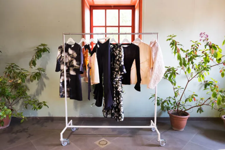 Podatna tkanina kori&scaron;tena za elegantnu plisiranu haljinu dokazuje kako je sasvim prirodno da najbolji stilovi idu ruku pod ruku s osvije&scaron;tenosti o okoli&scaron;u.