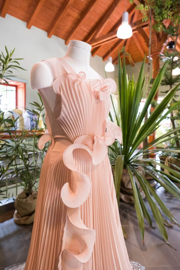 Concious Exclusive kolekcija je istančanih komada, savr&scaron;enih za proslavu nove sezone. Sredi&scaron;nji komad prozračna je plisirana svečana haljina u puderasto ružičastoj boji.