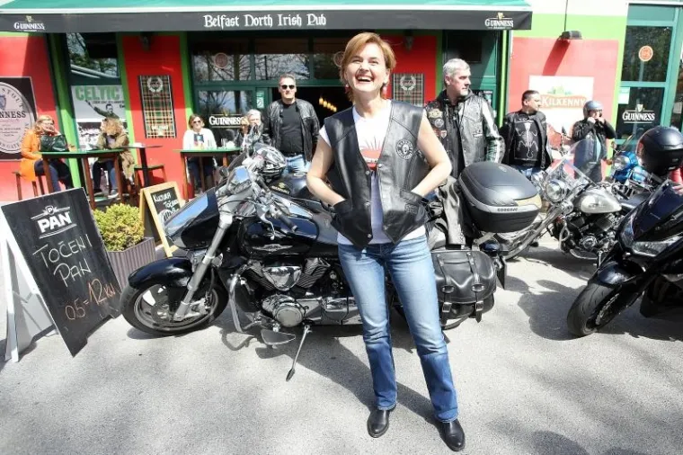 KANDIDATKINJA ZA ZAGREBAČKU GRADONAČELNICU U OPASNOM POTHVATU: Sandra Švaljek 'zajahala' motor