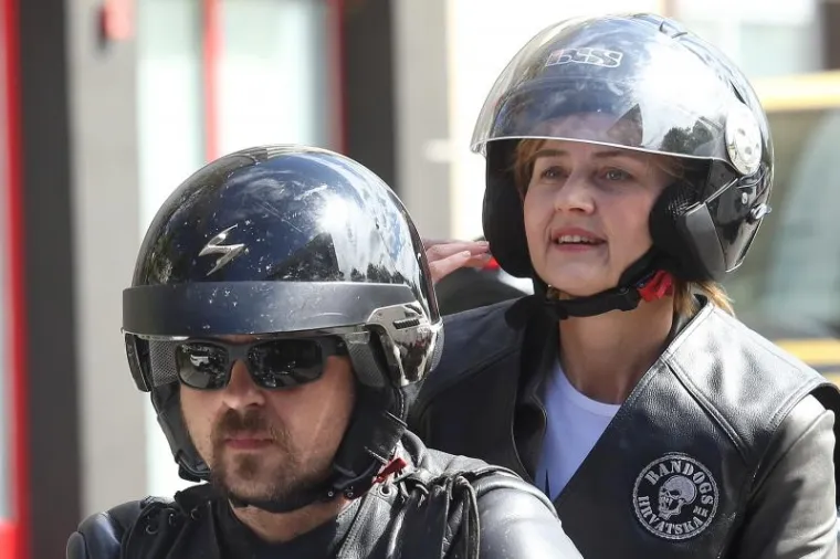 KANDIDATKINJA ZA ZAGREBAČKU GRADONAČELNICU U OPASNOM POTHVATU: Sandra Švaljek 'zajahala' motor