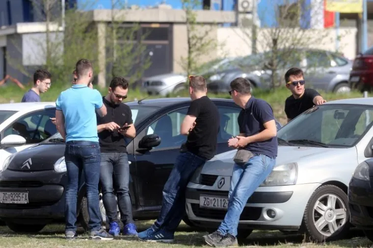 Dinamove navijače na izlazu s autoceste dočekala je policija uz čiju će pratnju krenuti prema Rijekinom stadionu na derbi utakmicu hrvatskog prvenstva.