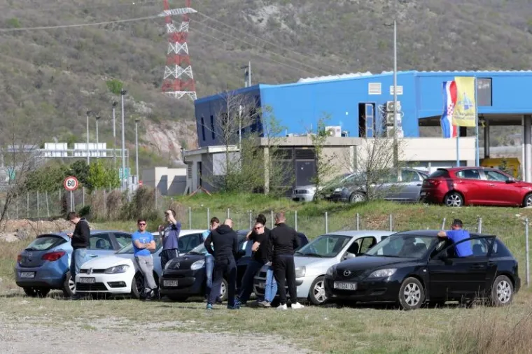 POLICIJA DOČEKALA BOYSE: Dinamovi navijači zaustavljeni na izlazu s autoceste