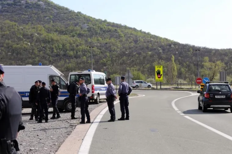 POLICIJA DOČEKALA BOYSE: Dinamovi navijači zaustavljeni na izlazu s autoceste