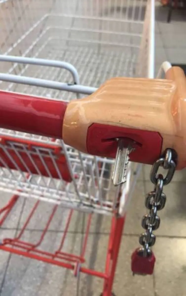 Ljudi će se u nuždi domisliti baš svega, a u galeriji smo okupili takve ljude koji su izumili brojne stvari kako bi si olakšali svakodnevicu. Još moraju poraditi na dizajnu i sličnim detaljima, no ne možete poreći da su našli stvarno jedinstvena rješenja za trenutačne glavobolje.