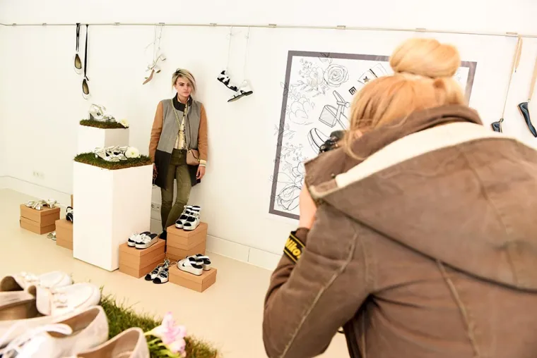 U eteričnom i personaliziranom showroomu galerije Oris, Guliver nam je prikazao sve segmente proizvodnog procesa i magije koja finalno vodi do neodoljivih fashion forward komada koji su zarobili srca, ali i ormare brojnih ljubiteljica cipela.