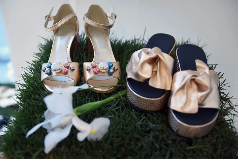 Hiperženstvenost i romantičarski &scaron;tih bazičnih silueta kontrastiraju pomalo futurističkim linijama block potpetica i apliciranih uzoraka zvjezdica, &scaron;to Guliver cipele čini vladaricama svakog streetstyle looka.