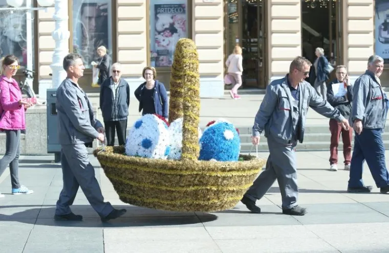 Građani odu&scaron;evljeni uskrsnim dekoracijama postavljenim na Trgu bana Jelačića