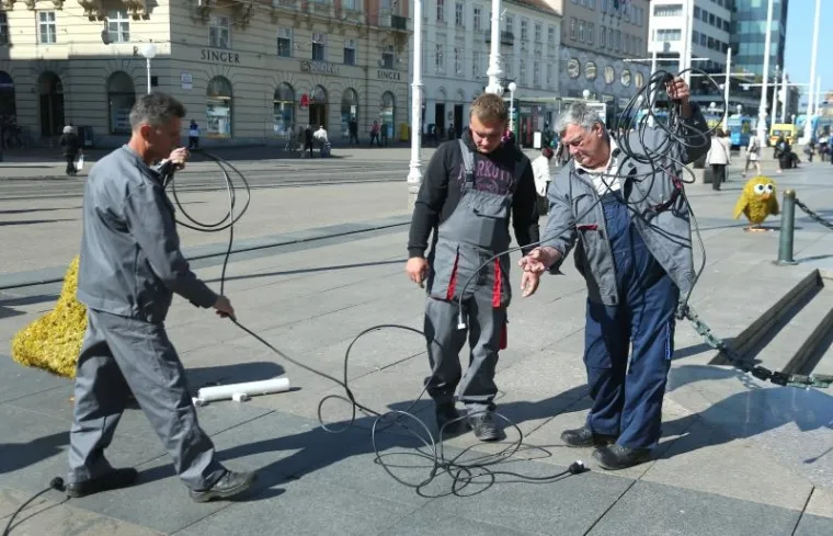 Građani odu&scaron;evljeni uskrsnim dekoracijama postavljenim na Trgu bana Jelačića