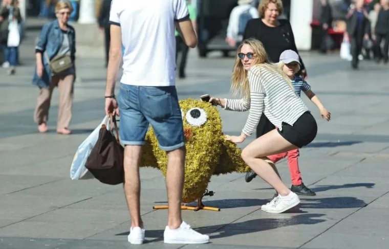 Građani odu&scaron;evljeni uskrsnim dekoracijama postavljenim na Trgu bana Jelačića