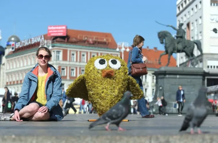 Građani odu&scaron;evljeni uskrsnim dekoracijama postavljenim na Trgu bana Jelačića