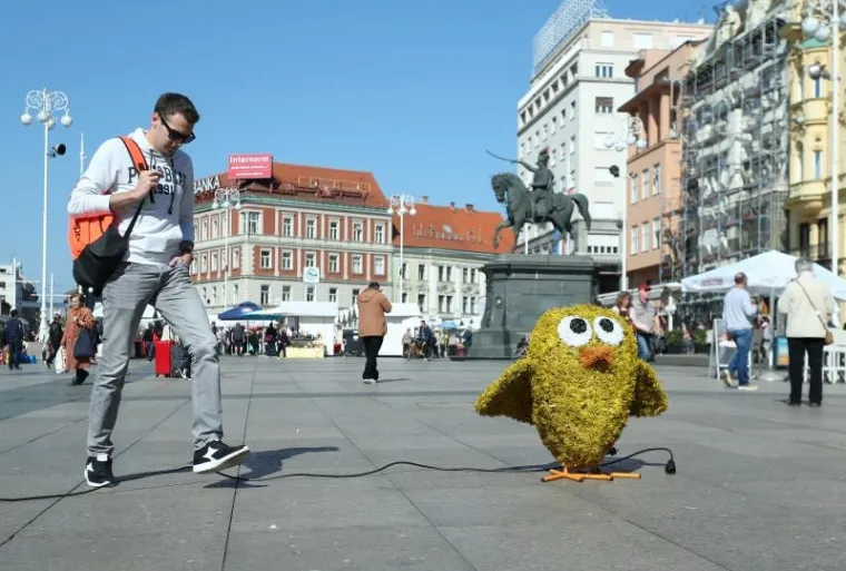 Građani odu&scaron;evljeni uskrsnim dekoracijama postavljenim na Trgu bana Jelačića