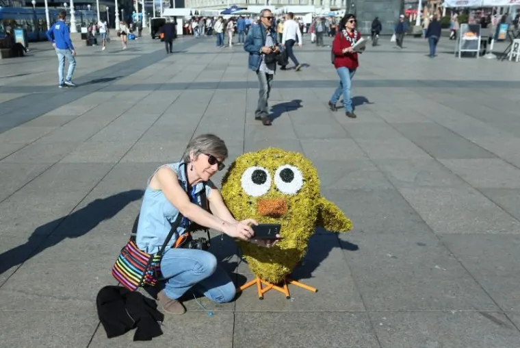 Građani odu&scaron;evljeni uskrsnim dekoracijama postavljenim na Trgu bana Jelačića