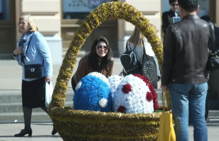 Građani odu&scaron;evljeni uskrsnim dekoracijama postavljenim na Trgu bana Jelačića