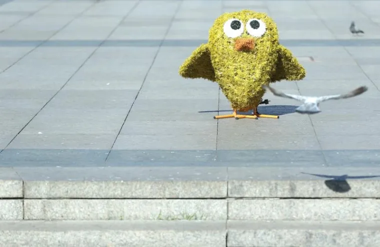 Građani odu&scaron;evljeni uskrsnim dekoracijama postavljenim na Trgu bana Jelačića