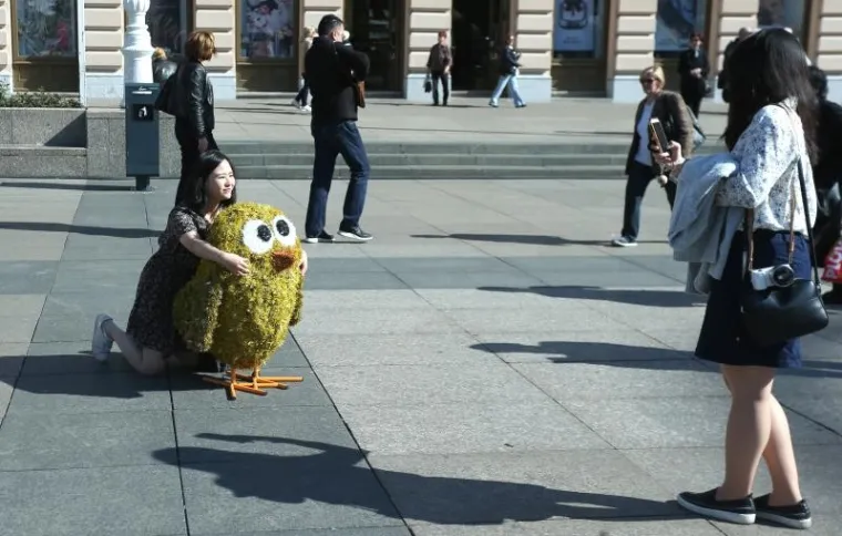 Građani odu&scaron;evljeni uskrsnim dekoracijama postavljenim na Trgu bana Jelačića