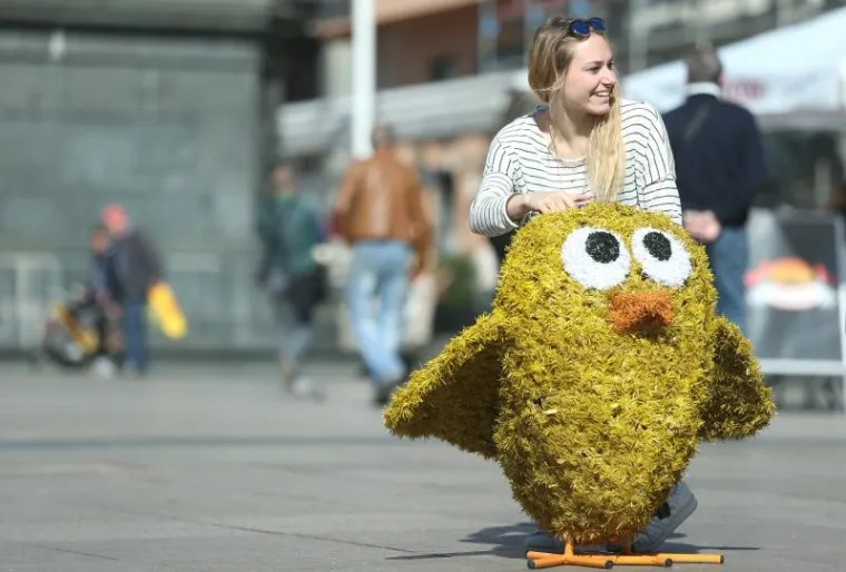 Građani odu&scaron;evljeni uskrsnim dekoracijama postavljenim na Trgu bana Jelačića