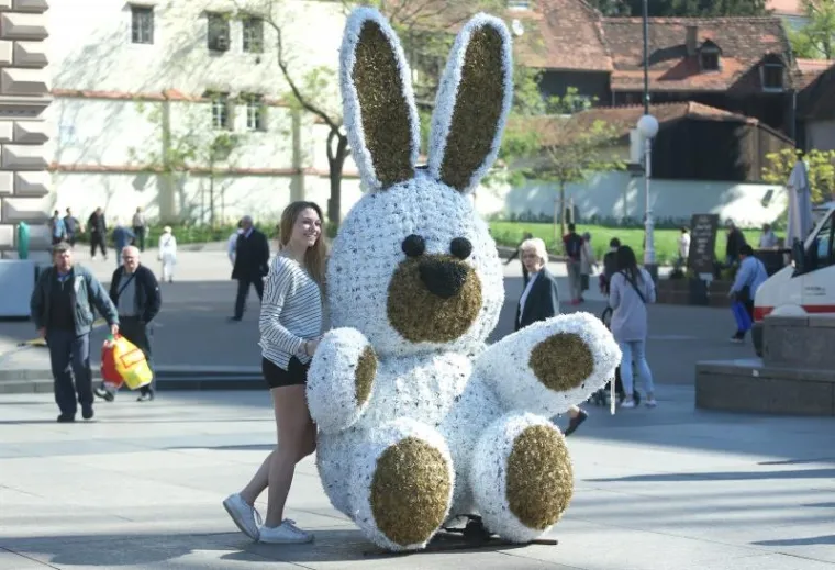 Građani odu&scaron;evljeni uskrsnim dekoracijama postavljenim na Trgu bana Jelačića