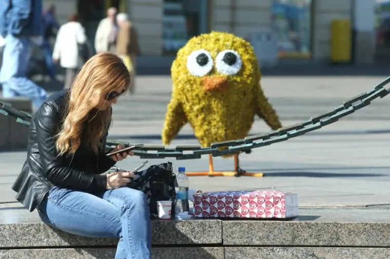 Građani odu&scaron;evljeni uskrsnim dekoracijama postavljenim na Trgu bana Jelačića