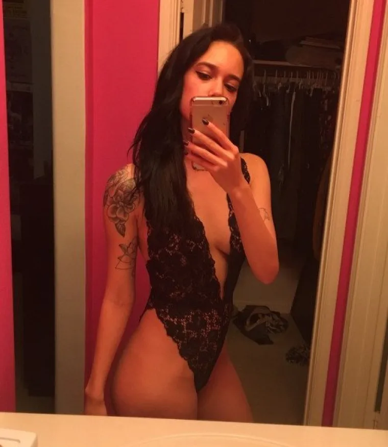 ZA&Scaron;TO BI SE UOPĆE ODIJEVALE? Djevojke imaju jednostavno pitanje, a nitko nije dao dobar odgovor