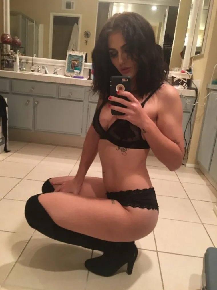 ZA&Scaron;TO BI SE UOPĆE ODIJEVALE? Djevojke imaju jednostavno pitanje, a nitko nije dao dobar odgovor