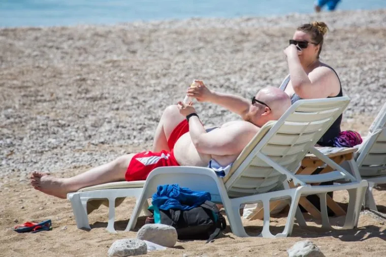 NA DUBROVAČKIM BANJAMA SVE VIŠE KUPAČA: Sunčano i toplo vrijeme zove na kupanje