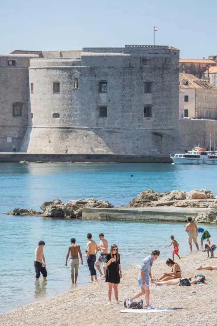 NA DUBROVAČKIM BANJAMA SVE VI&Scaron;E KUPAČA: Sunčano i toplo vrijeme zove na kupanje